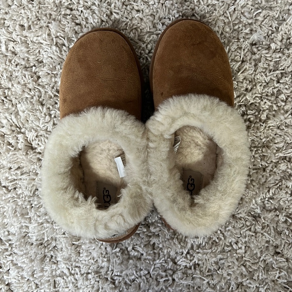 Ugg slippers size 7, barely used!! Camel